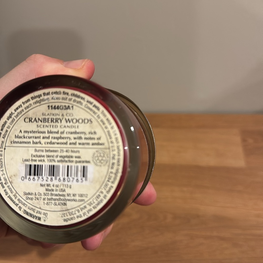 Slatkin and Co cranberry woods 4oz candle - Picture 3 of 3